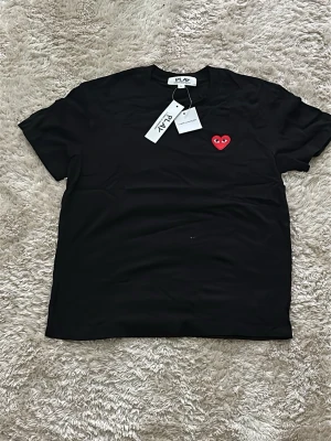 Svart Comme des Garçons PLAY t-shirt - Helt ny, oavänd. Sitter lite slim fit M