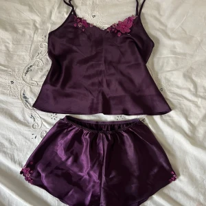 Pyjamas set - Nytt pyjamas set med blommor💜