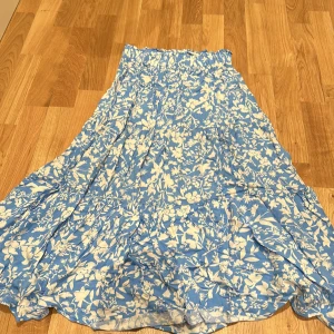 Kjol med mönster  - Säljer min fina lång kjol pågrund av att den inte kommer till användning längre 🩵🤍