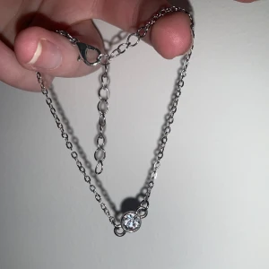 Armband  - Superfint armband i silver med en diamant, säljer eftersom jag är guld-person😊 Skriv vid intresse🫶