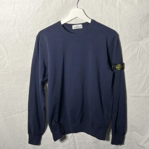 Stone island - Säljer nu min stone island. Jätte fint skick 9/10 självklart äkta har även med tagg och och qr kod funkar. Storlek 170 passar även S. Mitt pris 900 nypris 2000 priset kan diskuteras vid snabb affär