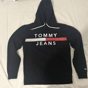 En svart Tommy jeans hoodie i storlek XS( extra small), men har en baggy passform så skulle sitta bra på storlek S, utmärkt skick fick den som present, originalpris 1200 kr, mitt pris kan diskuteras!! 