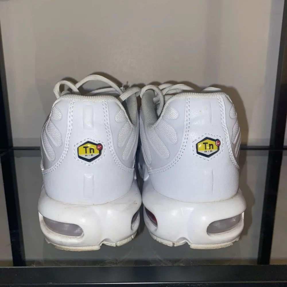 Vita Nike Air Max Plus Tn skor i ett super-skick🌟 Skorna är stilrena och passar perfekt nu till våren/sommaren. ☀️Skriv vid intresse eller eventuella funderingar!   TH.e Clothing 🗣️. Skor.