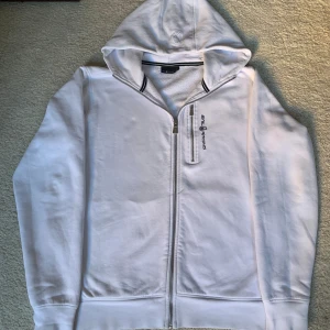 Sail Racing Zip Hoodie - Säljer en vit sail racing zip up i väldigt bra skick. Inga defekter eller fläckar. Storlek L.
