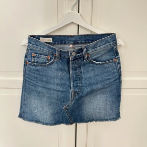 Jeanskjol - Jeansskjol från Levi’s i strl 25 (passar en XS/S). Fint skick, använd ett fåtal gånger