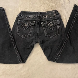 Miss me jeans  - Svarta miss me jeans, storlek 26 skinny lowwaist. Är nästan oanvända, skriv för mer bilder🫶
