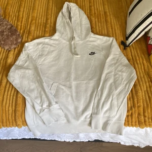 Nike hoodie  - Längd 65cm Axelbredd 47cm Längd i armarna 61cm