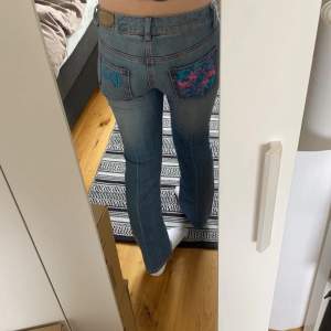 Säljer mina fina lågmidjade jeans från cricket pga för små (är 162cm). Pris kan diskuteras och köparen står för frakten💗