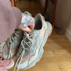 Adidas ozweego ”gröna” - Skapligt och fräscht skick på skorna. 