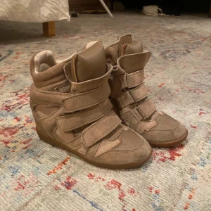 Isabell marant skor - Säljer mina fina isabell marant skor! Köpta på Vinted så kan inte garantera att dom är äkta men säljaren sa det! I bra skick för att ha använts hyfsat mycket! Perfketa nu till vår och sommar för utgång och fester!!!