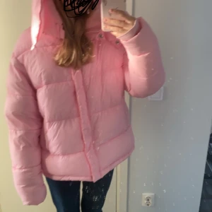 Rosa jacja - Bara använd cirka 10 gånger men har fått sjukt mycke komplimanger av jackan