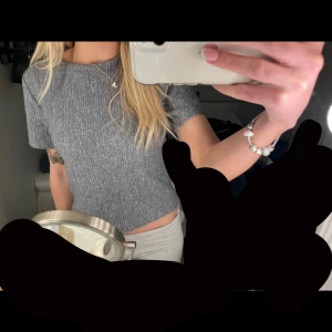 Tröja  - En jättefin t-shirt som e köpt på Plick men som inte kom till användning 