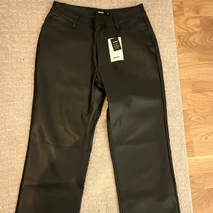 Helt nya skinnbyxor - Helt nya skinnbyxor med lappen kvar, endast testade. Från bikbok strl 38 men små i storleken snarare 36/38. Pris kan diskuteras🌷