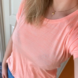 Snygg träningstopp - Snygg Träningstopp, är nog jättefin om man är lite solbränd, bra skick! Storlek S💖