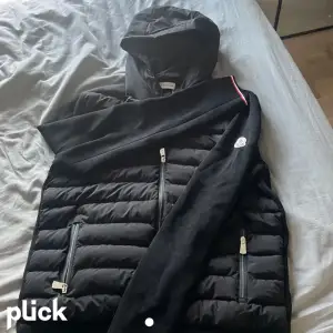 Säljer min svarta moncler cardigan  Riktigt trevlig till våren 🤪🤪 Skick helt ny använd 1-2 gånger byter mot lanvins strlk 42