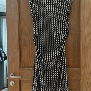 Klänning  - Mjuk och skön klänning. Aldrig använd 