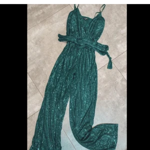 Jumpsuit Fashion Nova  - Jumpsuit från Fashion Nova, jätte snygg och trendig färg 🌵