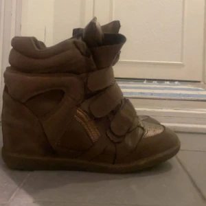 isabel marant - Isabel marant liknande skor i guld o brun färg. köpte vintage så de finns täcken på användning och enstaka skavanker🥲💞 bara o fråga om du har frågor. Glöm inte o läsa bion!❤️