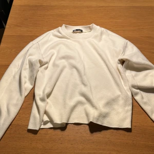 Vit stickad tröja ifrån zara  - Säljer denna stickade vita tröja ifrån zara i storlek s då den inte passade mig 💗