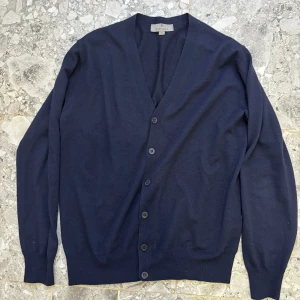 Canali cardigan - Canali cardigan storlek s. Inga  defekter, säljer då den tyvärr blivit för liten för mig. Nypris: 2400