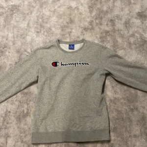 Champion sweatshirt - En snygg champion tröja. Säljer pågrund av ingen användning av den. Väldigt bra skick på tröjan. Storlek Passar 15-16 åringar. Färg Grå Om du vill ha fler bilder är det bara att skriva. Pris går att diskutera!