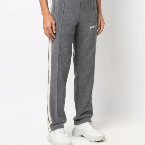 Palm angels Wool logo track pants - Säljer mina näst intill nya palm angels mjukis i ull. Köpta för 495 dollar = 6109kr. Storlek M men passar ENKELT L och är långa. Är 184cm och passar bra!  Fint skick! Kod kan fås för kolla äkthet samt kan ses på plats!  Träffas helst.  