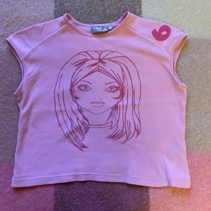 T shirt - Super cute Babytee, rosa med glittrigt tryck. Är en barntröja hihi, men använde den själv som en crop top🎀🫶🏼
