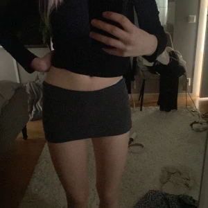 Mini skirt - Säljer denna jätte fina mörk gråa mini skirten. Köpt för 99kr på hm. Aldrig använd endast testad🥰