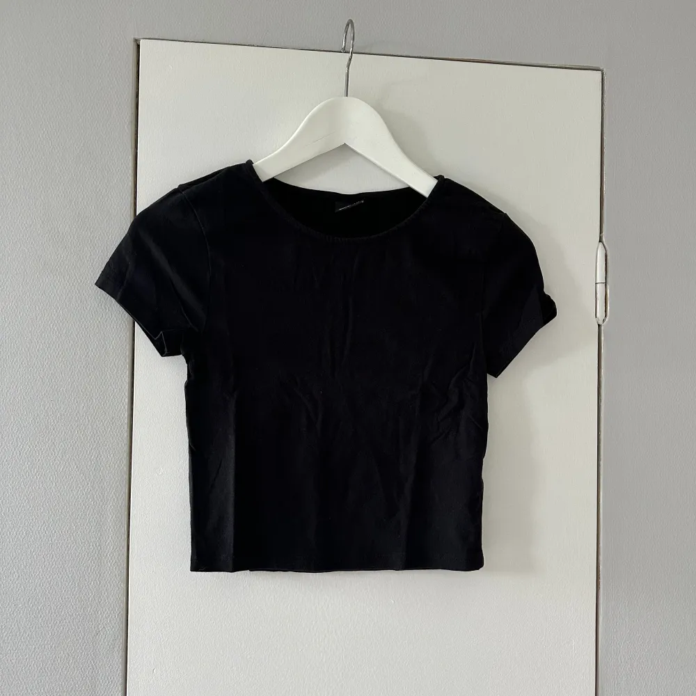 Jättefin svart basic Tshirt från gina som är lik deras modell ” basic tight top” men något tunnare och skönare tyg!. T-shirts.