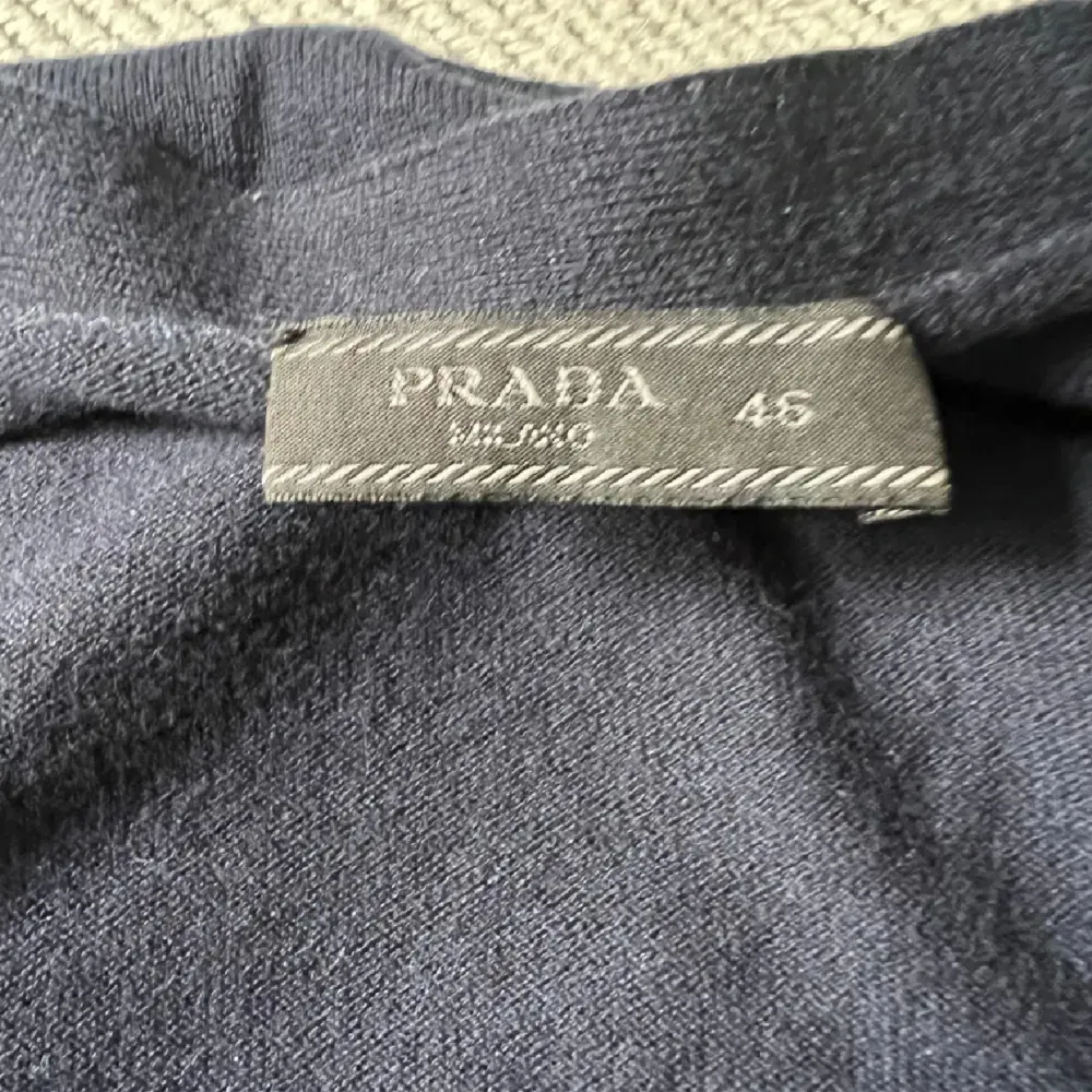 Säljer denna Prada tröja med knappar! | Storlek 46 | skick 9,8/10 | färg marinblå | nypris 2500kr-3000kr | vårt pris 999kr | hör av er vid frågor!. Tröjor & Koftor.
