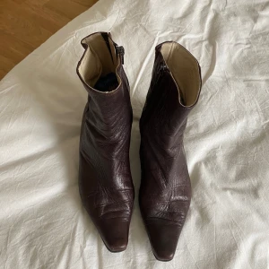 Bruna spetsiga klackar - Spetsiga bruna klackskor köpta på sellpy. Något sliten klack men annars hela och fina. Hittar ej storlek men passar mig som är 37-38.