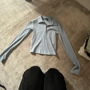 Tröja med krage  - Superfin tröja med knappar använd fåtal gånger, från Gina 