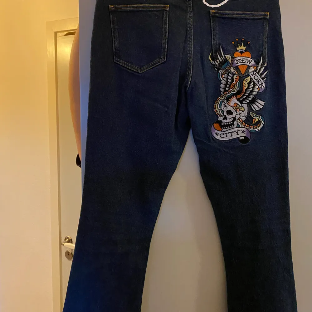 Bootcut jeans av Ed Hardy i färgen Indigo.  Storlek L/40 Använd cirka 3 ggr = Väldigt bra skick   Skriv meddelande för bild på verifikation på märket . Jeans & Byxor.
