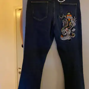 Bootcut jeans av Ed Hardy i färgen Indigo.  Storlek L/40 Använd cirka 3 ggr = Väldigt bra skick 