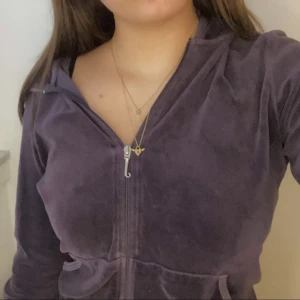 Juicy Couture hoodie - Jätte fin lila juicy zip up hoodie. Inga defekter fast gammal model.  Väldigt y2k. Storlek medium men passar small också