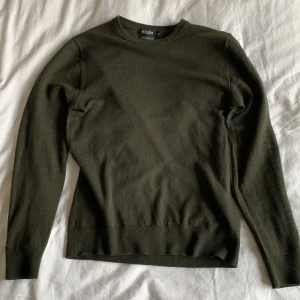 Tiger of Sweden tröja - Säljer en mörk grön ull Tiger of Sweden tröja i storlek XS (passar S) för 450kr. Det är endast använd ett fåtal gånger. Om du undrar något är det bara att skriva :)