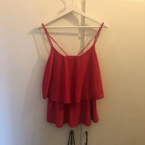 sommar topp - söt stark rosa volang tröja från vero Moda, har haft den länge men i princip aldrig använt så i väldigt bra skick💗