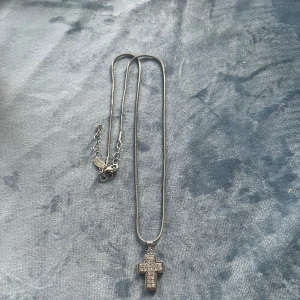Kors halsband  - Rostfri stålhalsband och vet inte själv om det äkta eller inte men jag utgår från att den inte är det. Jätte söt med casual stil.