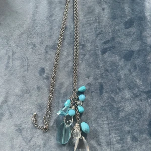 Turkoshänge - Smyckeshalsband i turkosblå färg. Den hänger långt ner och är jätte fin med långklänningar på sommaren. 