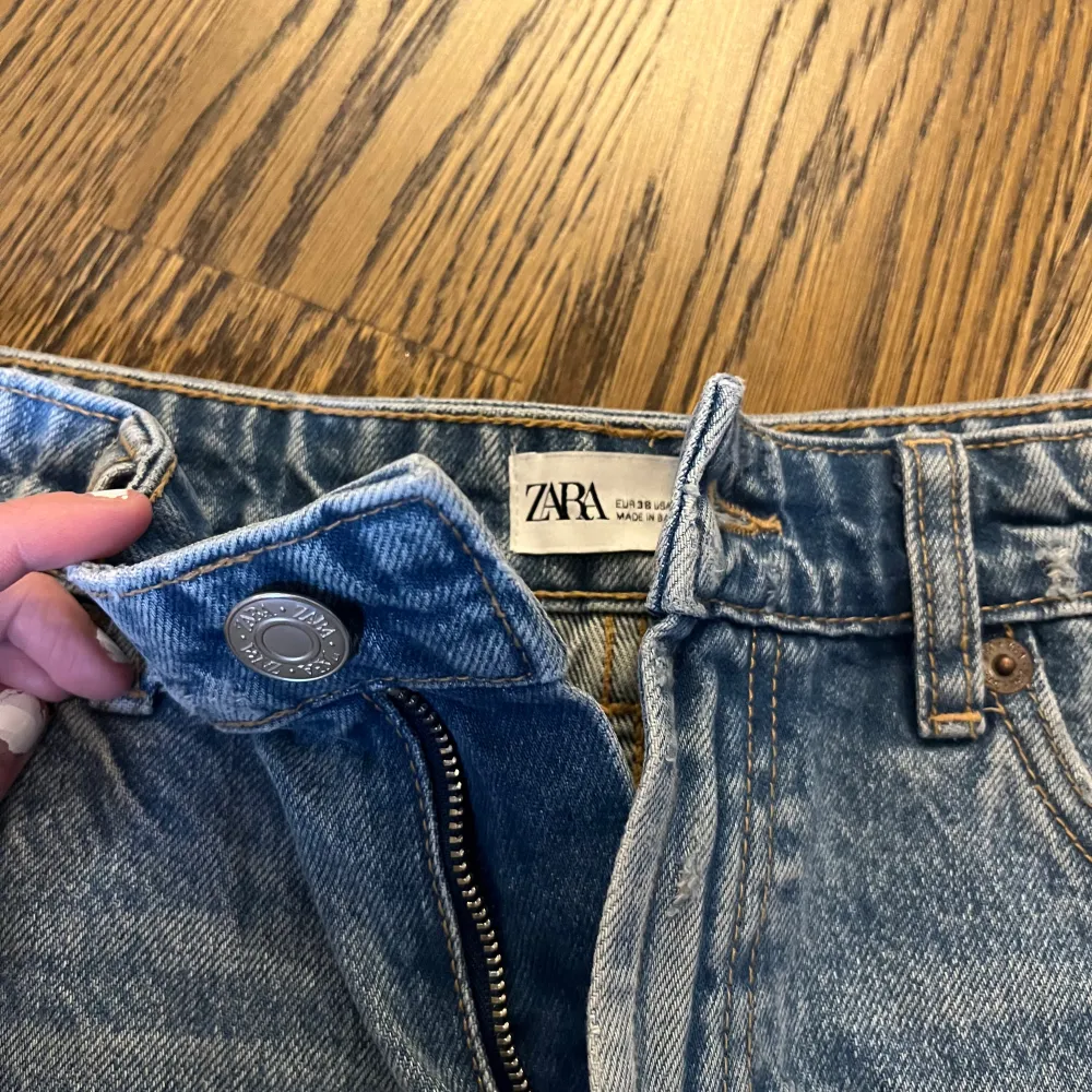 Jeansshorts från Zara i storlek 38, passar även någon med storlek 36-40! Nästintill oanvända. Använd gärna ”köp nu”! 💘. Shorts.