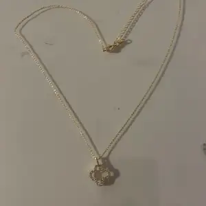 Säljer detta otrooooliga halsband. Anledningen till varför jag säljer det är pga att det ej är äkta guld och ja inte tål det. Halsbandet är superfint och guldfärget. Ej äkta!