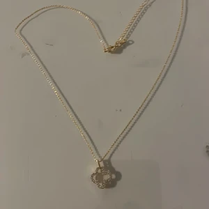 Fint halsband - Säljer detta otrooooliga halsband. Anledningen till varför jag säljer det är pga att det ej är äkta guld och ja inte tål det. Halsbandet är superfint och guldfärget. Ej äkta!