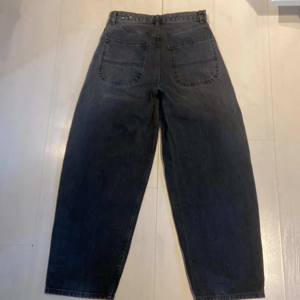 Storlek 34, för små, bra skick, använda en gång, obs kolla min bio . Jeans & Byxor.