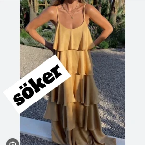 Voluminös maxiklänning med fransdetaljer  - Söker denna NA-KD x Molly Rustas klänningen! Helst storlek 38 men hör gärna av er om ni har andra storlekar också! Spelar ingen roll vilken av färgerna🥰