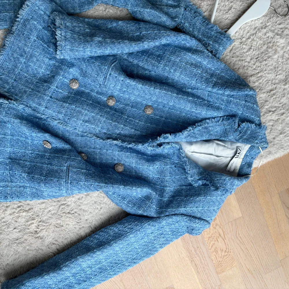 Världens finaste matchande set i tweed från zara!! 💙 Klänning & Blazer kavaj. Färgen är vackert blå med silver knappar.  Köpt nytt för totalt 1600kr. . Kostymer.