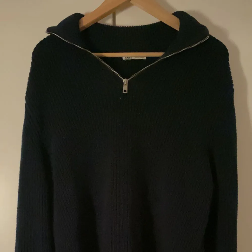 Fin Ribbstickad halfzip från Zara i storlek M, men den är rätt så oversized och jag skulle säga att den passar både L/XL. God kondition och inga defekter. Tveka inte med frågor!. Tröjor & Koftor.