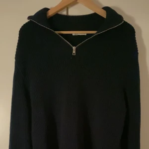 Ribbstickad Halfzip - Fin Ribbstickad halfzip från Zara i storlek M, men den är rätt så oversized och jag skulle säga att den passar både L/XL. God kondition och inga defekter. Tveka inte med frågor!