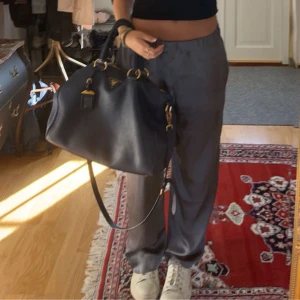 Silkes byxor  - Super sköna och fina silkes/satin byxor från arket