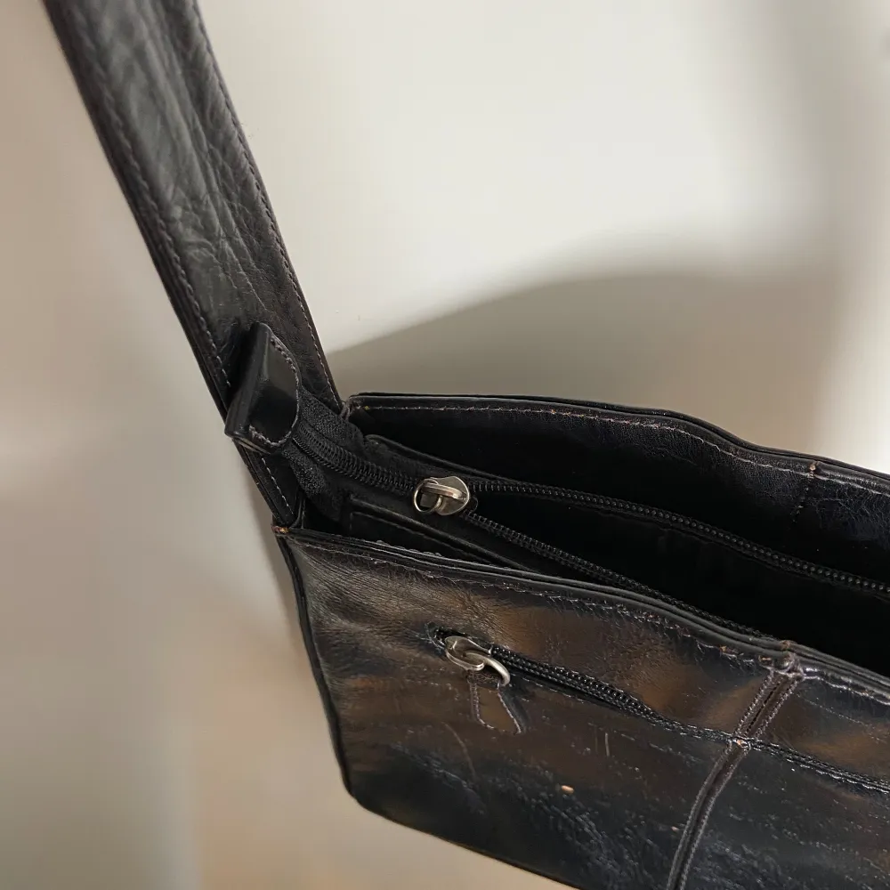 Säljer denna vintage svarta Puccini handväskan med små defekter (visas på bild). Om du har frågor eller önskar fler bilder är det bara att hmu! . Väskor.