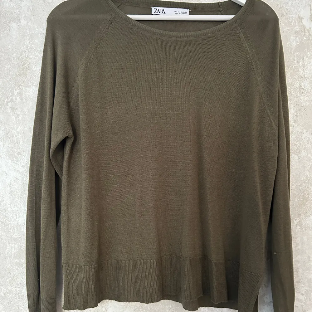 Långärmad khaki färgad tröja i tunt (och smått genomskinligt material) från Zara. Knappt använd💞. Tröjor & Koftor.